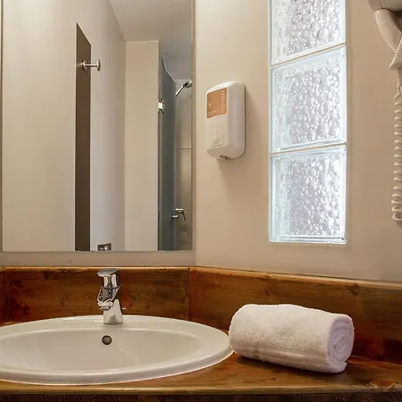 Kyriad Direct Nord Hotell 2*